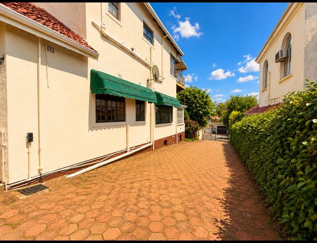 6 BEDROOM HOUSE FOR SALE IN ESSENWOOD